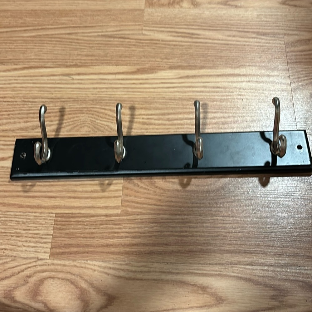 4 hooked wall coat, keys or purse rack- black and silver. Sturdy